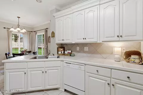 Kitchen - 406 Pecan Cir, Brandon, MS 39042 photo 2 of 4
