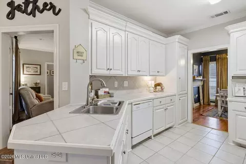 Kitchen - 406 Pecan Cir, Brandon, MS 39042 photo 4 of 4