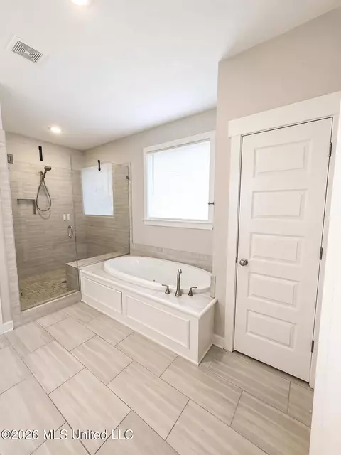 Bath - 415 Vicksburg Cv, Hernando, MS 38632 photo 1 of 4