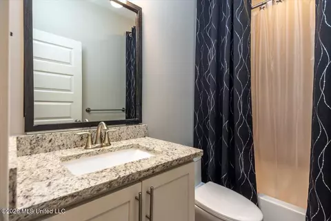 Bath - 415 Vicksburg Cv, Hernando, MS 38632 photo 3 of 4