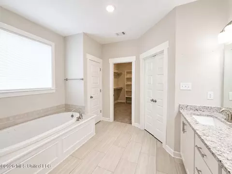 Bath - 415 Vicksburg Cv, Hernando, MS 38632 photo 2 of 4