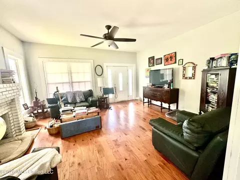 Living - 423 Natchez Ave, Brookhaven, MS 39601 photo 1 of 1