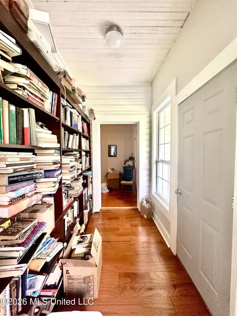 Entry Way - 423 Natchez Ave, Brookhaven, MS 39601 photo 2 of 2
