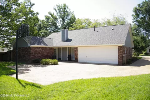 Exterior - 220 Cobblestone Dr, Madison, MS 39110 photo 2 of 4