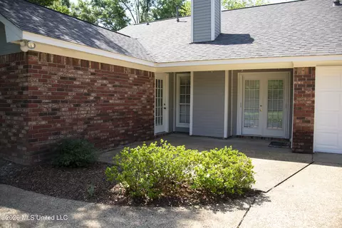 Exterior - 220 Cobblestone Dr, Madison, MS 39110 photo 3 of 4