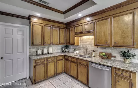 Kitchen - 826 Riverchase Dr, Brandon, MS 39047 photo 5 of 5