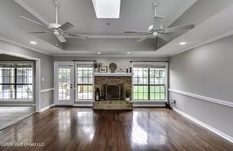 Living - 826 Riverchase Dr, Brandon, MS 39047 photo 2 of 3