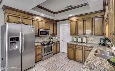 Kitchen - 826 Riverchase Dr, Brandon, MS 39047 photo 4 of 5