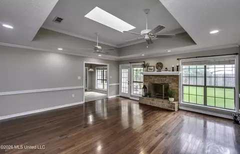 Living - 826 Riverchase Dr, Brandon, MS 39047 photo 3 of 3