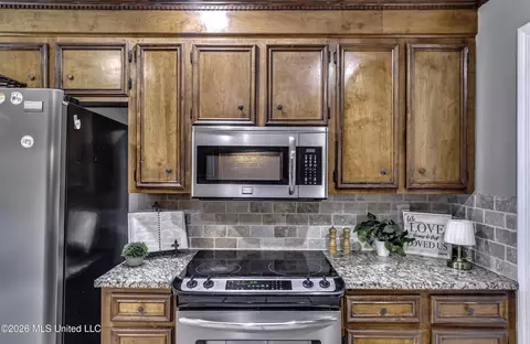 Kitchen - 826 Riverchase Dr, Brandon, MS 39047 photo 3 of 5