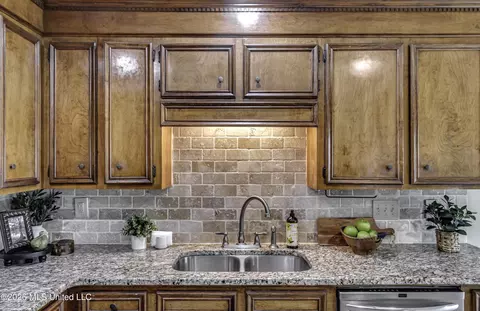 Kitchen - 826 Riverchase Dr, Brandon, MS 39047 photo 1 of 5