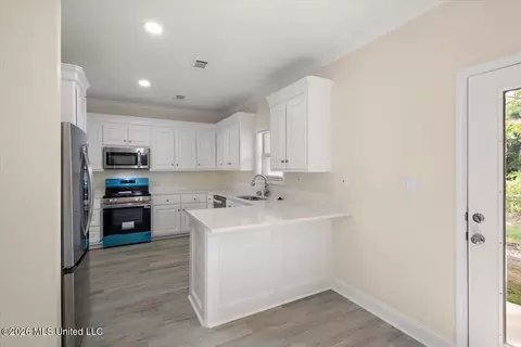 Kitchen - 545 Greenmont Dr, Jackson, MS 39212 photo 1 of 2