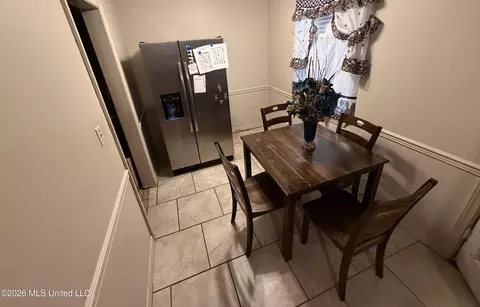 Dining - 10 S Circle Dr, Natchez, MS 39120 photo 1 of 1