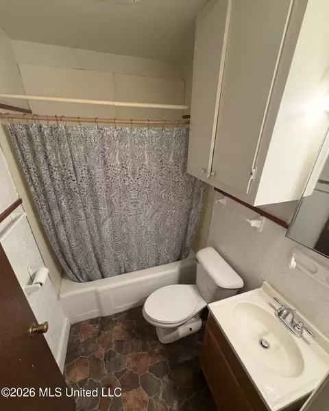 Bath - 10 S Circle Dr, Natchez, MS 39120 photo 1 of 3