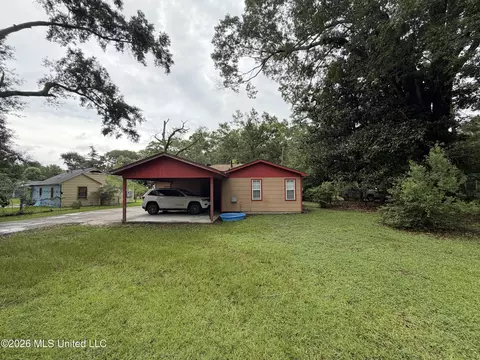 Exterior - 10 S Circle Dr, Natchez, MS 39120 photo 2 of 4