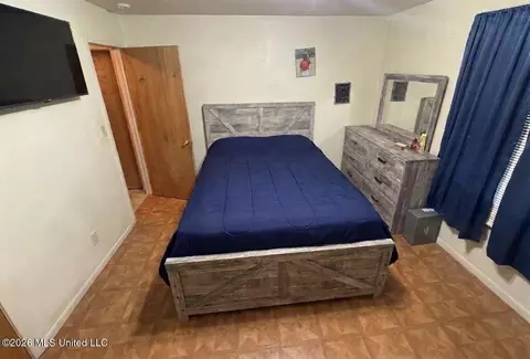 Bedroom - 10 S Circle Dr, Natchez, MS 39120 photo 2 of 3