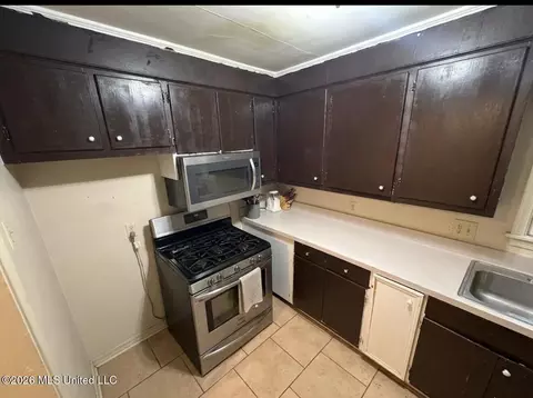 Kitchen - 10 S Circle Dr, Natchez, MS 39120 photo 2 of 2
