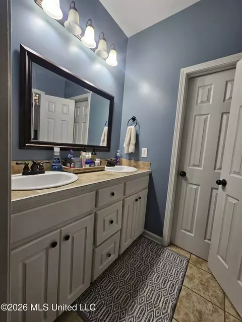 Bath - 101 Grandview, Florence, MS 39073 photo 1 of 3