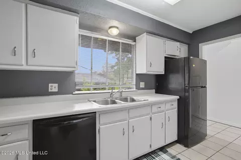 Kitchen - 1255 E County Line Rd #H6, Jackson, MS 39211 photo 1 of 2