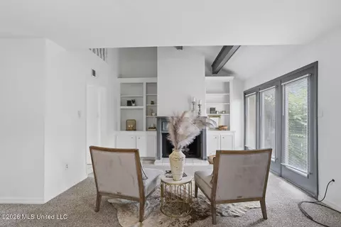 Living - 1255 E County Line Rd #H6, Jackson, MS 39211 photo 1 of 4
