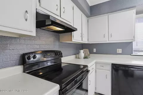 Kitchen - 1255 E County Line Rd #H6, Jackson, MS 39211 photo 2 of 2