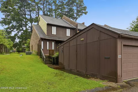 1255 E County Line Rd #H6, Jackson, MS 39211