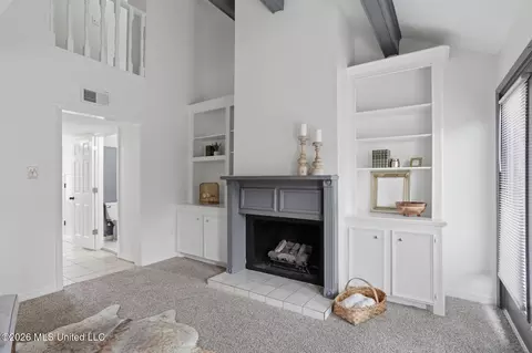 Living - 1255 E County Line Rd #H6, Jackson, MS 39211 photo 2 of 4
