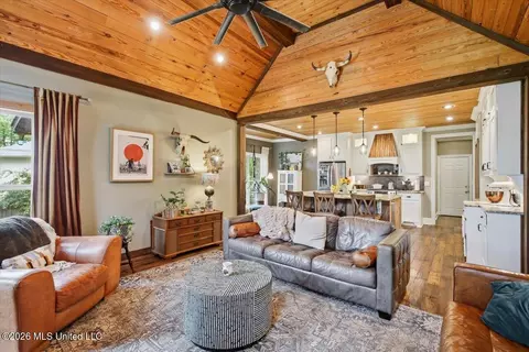 Living - 1109 Foxpoint, Brandon, MS 39047 photo 2 of 3