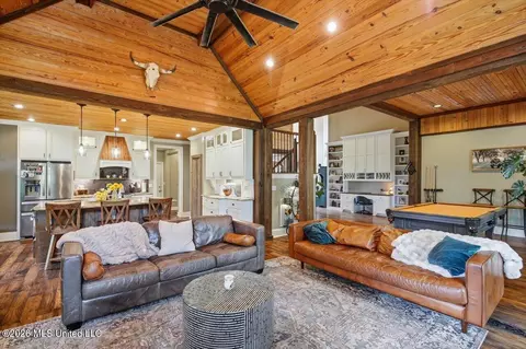 Living - 1109 Foxpoint, Brandon, MS 39047 photo 3 of 3