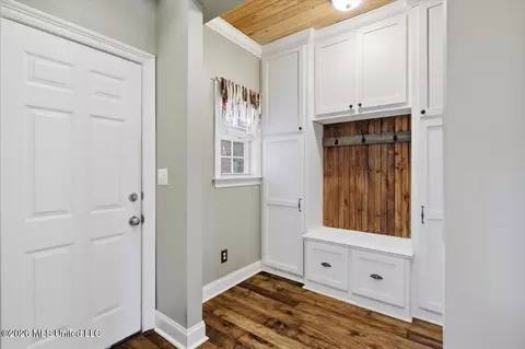 Entry Way - 1109 Foxpoint, Brandon, MS 39047 photo 5 of 9