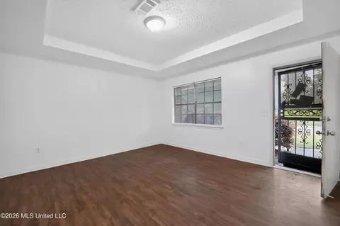 Living - 5365 Wynndyke Cir, Jackson, MS 39209 photo 2 of 3