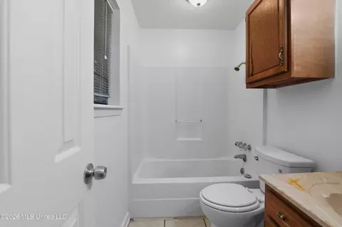 Bath - 5365 Wynndyke Cir, Jackson, MS 39209 photo 3 of 3