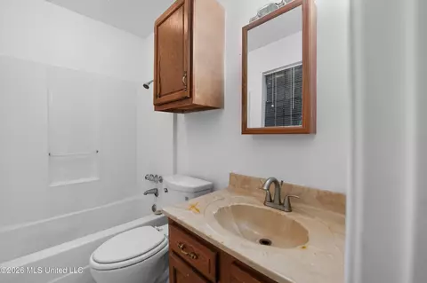 Bath - 5365 Wynndyke Cir, Jackson, MS 39209 photo 2 of 3