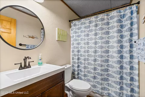 Bath - 759 Oak View Dr, Como, MS 38619 photo 1 of 2