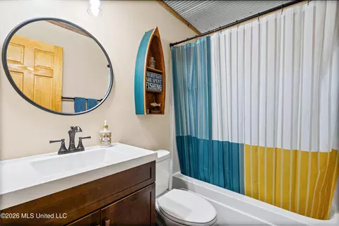 Bath - 759 Oak View Dr, Como, MS 38619 photo 2 of 2