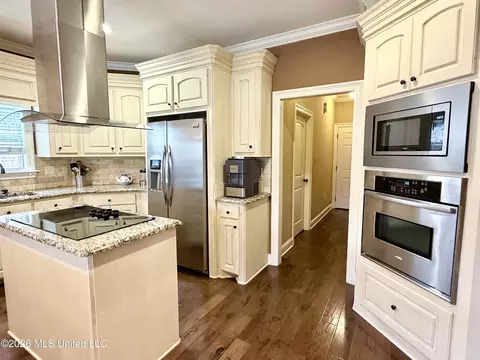 Kitchen - 424 Julee Cir, Brandon, MS 39042 photo 2 of 5