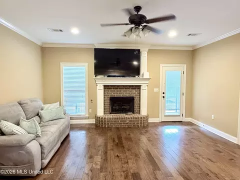 Living - 424 Julee Cir, Brandon, MS 39042 photo 2 of 4