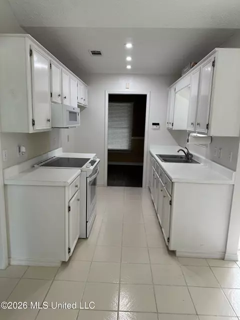 Kitchen - 517 Olympic Dr, Flowood, MS 39232 photo 2 of 2