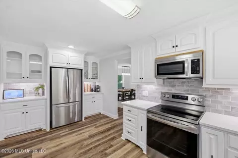 Kitchen - 5 Rochelle Dr, Brandon, MS 39047 photo 4 of 6