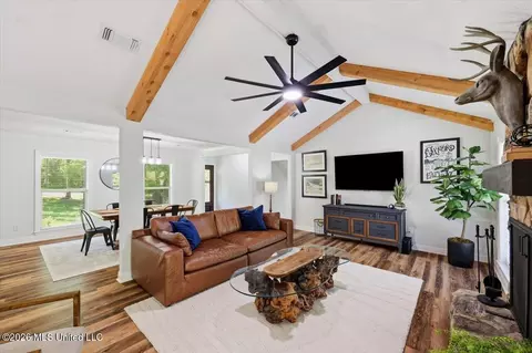 Living - 5 Rochelle Dr, Brandon, MS 39047 photo 1 of 2