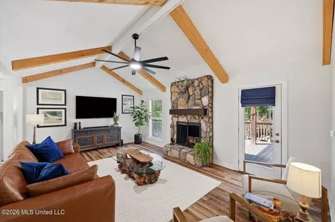 Living - 5 Rochelle Dr, Brandon, MS 39047 photo 2 of 2