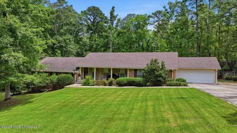 5 Rochelle Dr, Brandon, MS 39047