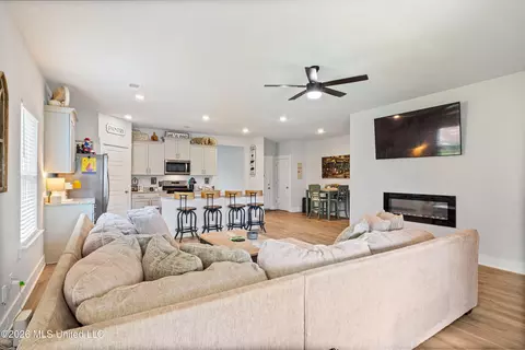 Living - 2091 Hyacinth Ln, Hernando, MS 38632 photo 3 of 3