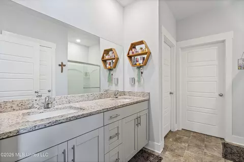 Bath - 2091 Hyacinth Ln, Hernando, MS 38632 photo 1 of 3