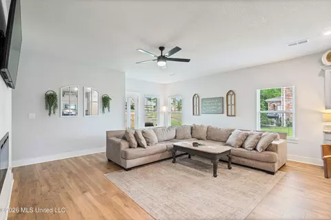 Living - 2091 Hyacinth Ln, Hernando, MS 38632 photo 1 of 3