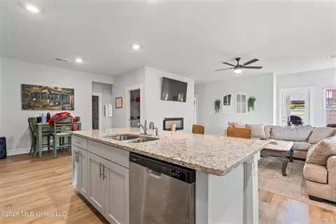 Kitchen - 2091 Hyacinth Ln, Hernando, MS 38632 photo 2 of 2
