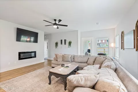 Living - 2091 Hyacinth Ln, Hernando, MS 38632 photo 2 of 3