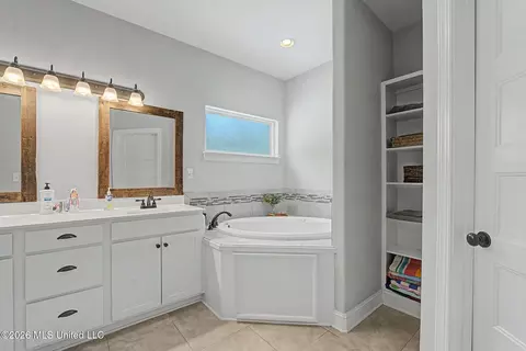 Bath - 11184 Mosby Ln, Hernando, MS 38632 photo 1 of 2
