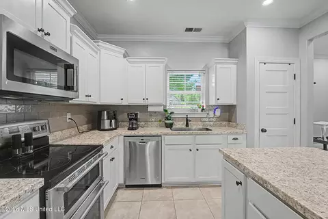 Kitchen - 11184 Mosby Ln, Hernando, MS 38632 photo 2 of 3