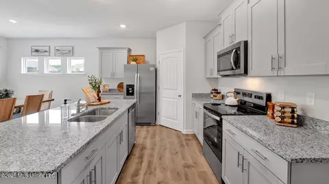 Kitchen - 17 Powell Pl, Byhalia, MS 38611 photo 2 of 5